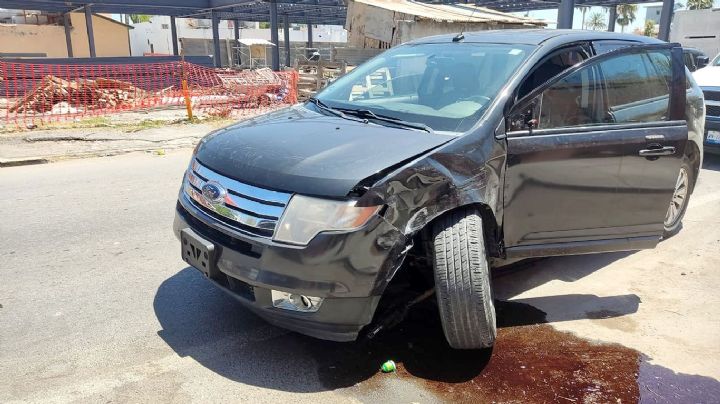 Abuelo choca camioneta estacionada tras perder el control, en la colonia Juárez