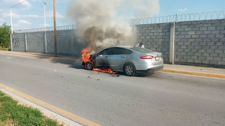 Se salva de morir entre las llamas al conducir; su carro acaba completamente calcinado