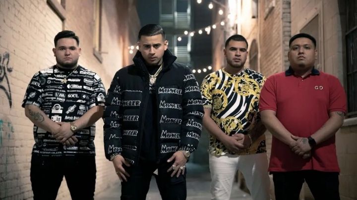 Rafaguean camioneta de Fuerza Regida en la carretera; hay un muerto