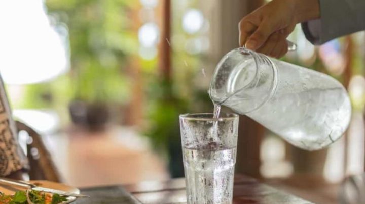 ¿Cuánta agua hay que tomar en el día? Esto es lo que dice el IMSS