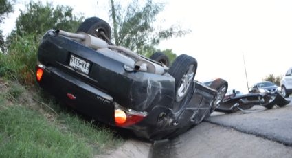 Mujer se fractura una pierna al volcarse a exceso de velocidad en el Colosio