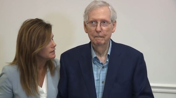 Líder del Senado de Estados Unidos se queda 'congelado' en plena rueda de prensa | VIDEO