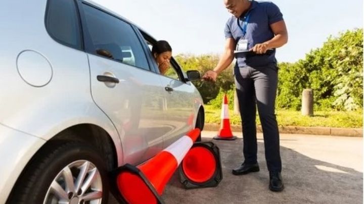 Escuela de manejo tiene extraña campaña: sus alumnos manejan ebrios; ve por qué lo hacen