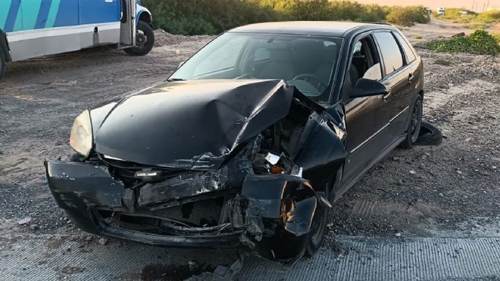 Impacta de lleno contra camión urbano que se le atravesó en el Periférico