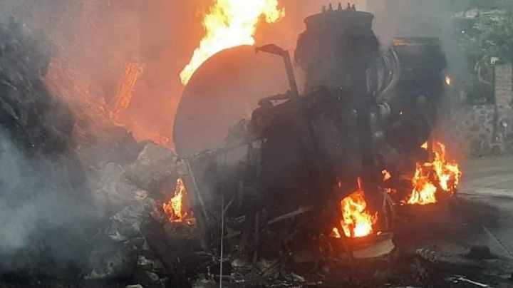 Pipa cargada de combustible vuelca y explota en Jalisco; 2 muertos en el siniestro