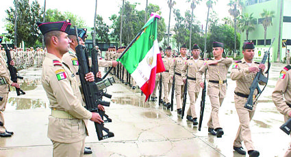 Ofrece el Ejército becas para jóvenes estudiantes