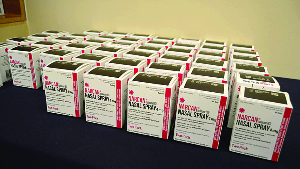 Este es el medicamento Narcan utilizado para salvar vidas de personas con adicciones.