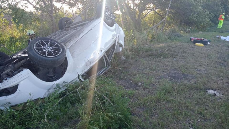 La volcadura fue trágica; murieron dos personas.