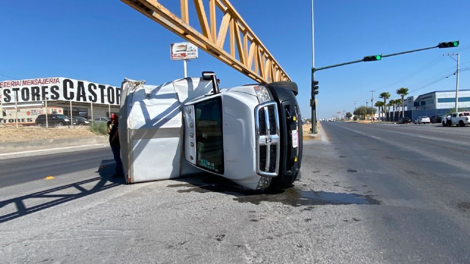 La unidad se volcó en Carretera Aeropuerto