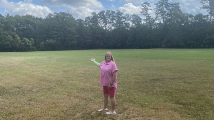 En Texas, un halcón deja caer víbora sobre una mujer y se enrolla en su brazo 