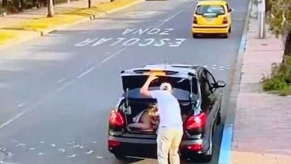 La mujer se oculta en la cajuela para no ser vista por la novia.