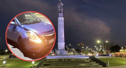 Inexperto joven se le atraviesa a un Versa y causa choque frente al monumento a Juárez