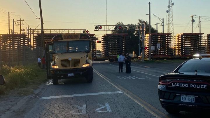 Autobús escolar se impacta contra tren en Laredo, Texas; chofer y dos alumnos, lesionados