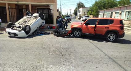 Hombre causa accidente con volcadura por pasarse el alto en colonia Viveros