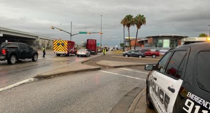 Motociclista sufre aparatoso accidente en Laredo; camioneta no respetó derecho de paso