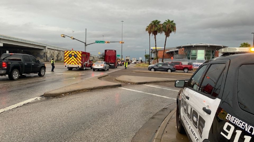 Quedó gravemente herido un joven motociclista cuando un automovilista se le cruzó enfrente, invadiendo el derecho de vía frente al edificio federal Shiloh Tower.