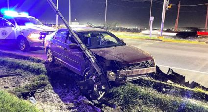 Al punto ebrio, pierde el control en avenida Eva Sámano y se incrusta en retenida de poste