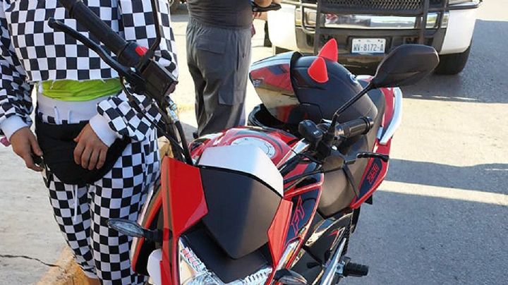 Mujer motociclista le quiere ganar al rojo y la impacta camioneta en plena Avenida Reforma