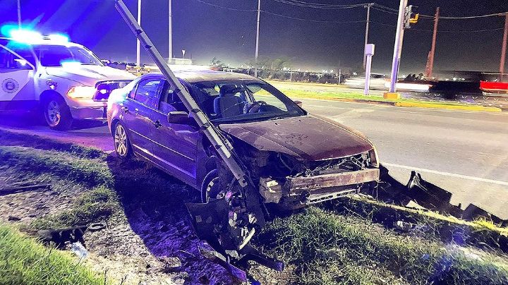 Al punto ebrio, pierde el control en avenida Eva Sámano y se incrusta en retenida de poste
