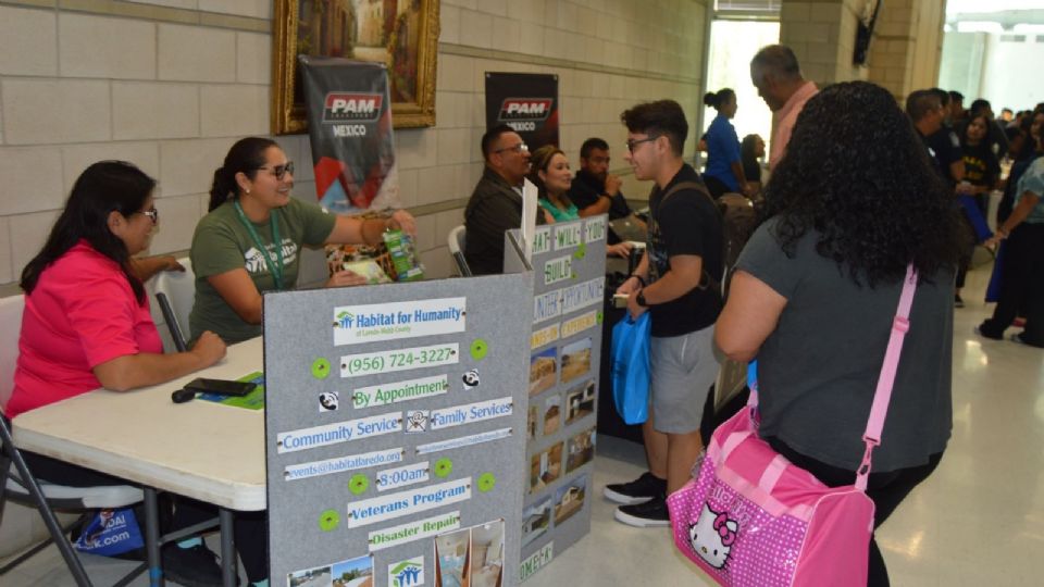 Todo un éxito la feria de empleo organizada por Laredo College en el campus sur.