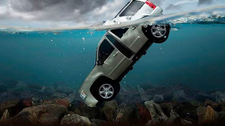 ¿Qué debes hacer si caes con tu auto dentro del agua en una inundación?