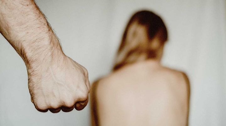 Joven de 18 mata a golpes a su novia; lo habían engañado con otro en su propia casa