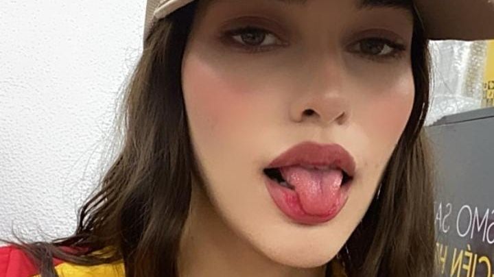 Bella cajera del Oxxo luce corset transparente y enamora a seguidores | FOTOS