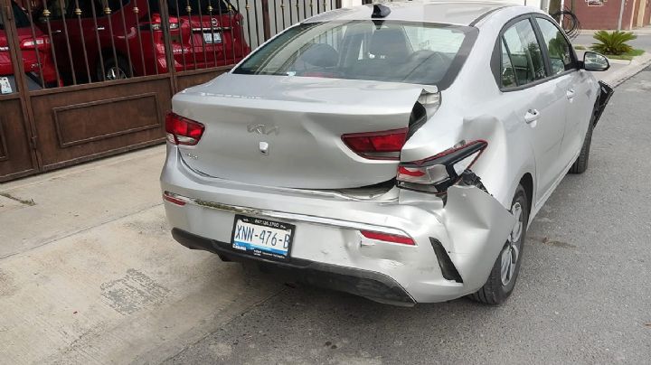 Impacta contra carro 2023 al trabársele el volante, en la colonia Los Encinos