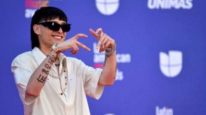 Peso Pluma: ¿Chaleco antibalas o outfit?, esto se sabe del ‘nuevo’ look del cantante