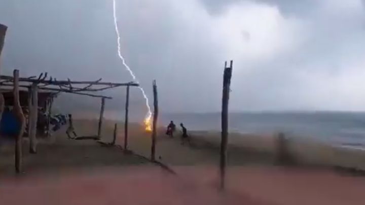 MOMENTO EXACTO en el que rayo mata a dos personas en playa de Michoacán | VIDEO
