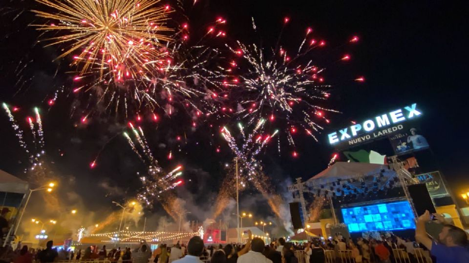 Los fuegos pirotécnicos musicalizados se hicieron presentes en inauguración oficial de la feria.