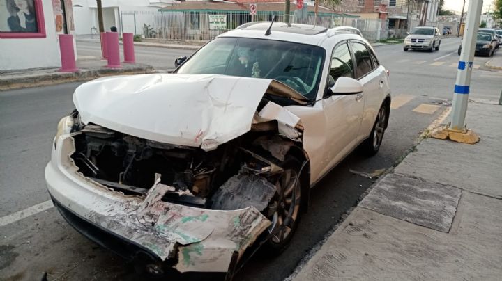 Choca contra camioneta estacionada y abandona su vehículo, en la colonia Juárez