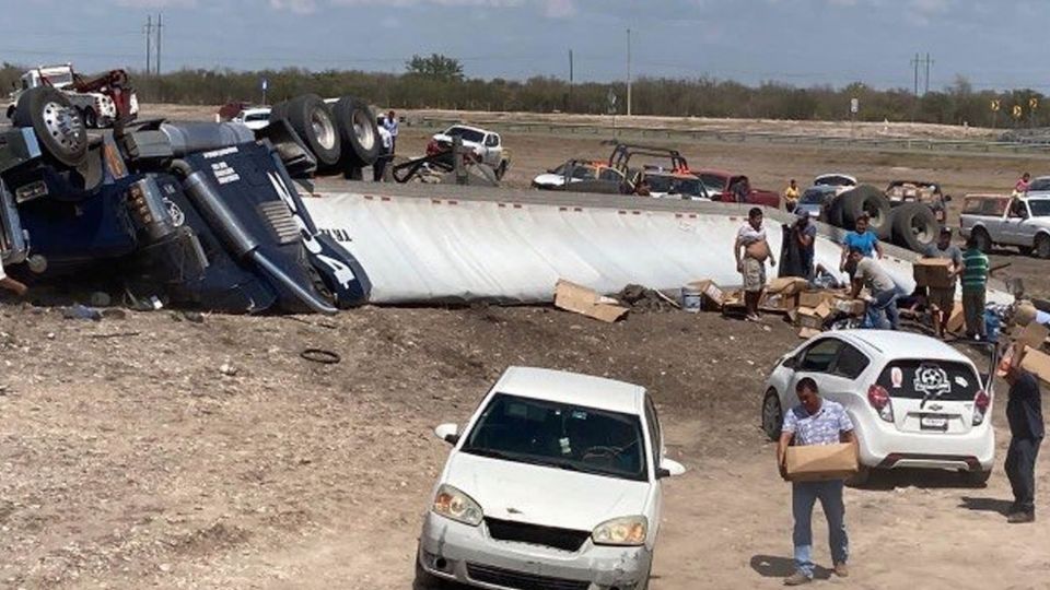 La rapiña no se hizo esperar y en minutos desaparecieron toneladas de camarón.