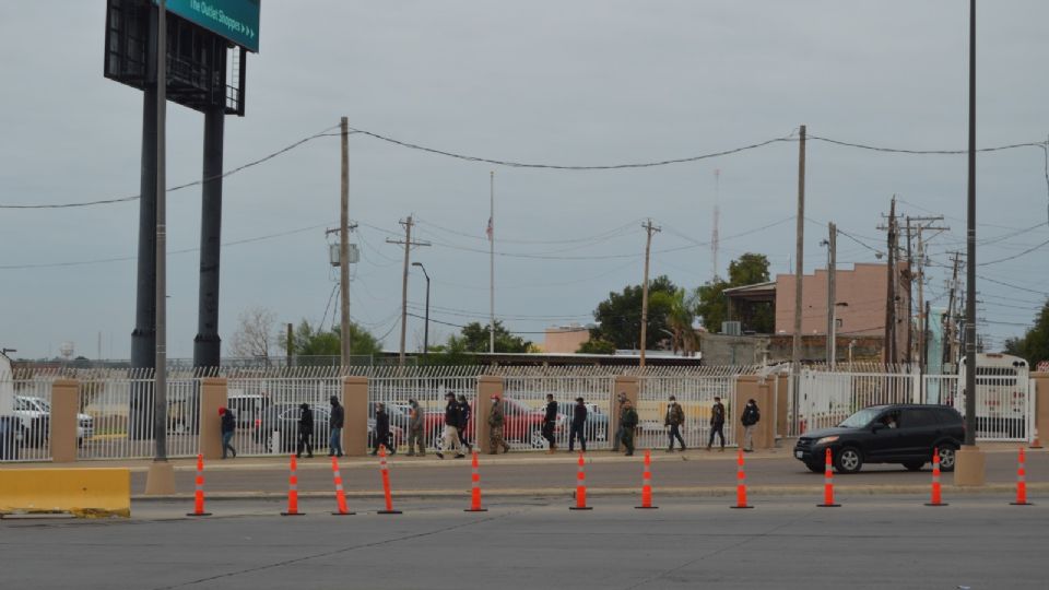 Se están procesando por Laredo a 500 indocumentados que les envían desde Del Río, Eagle Pass y todo el Valle De Texas.