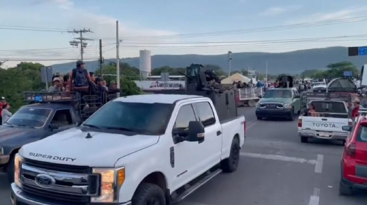 Habitantes de Comalapa, Chiapas reciben entre gritos y aplausos a grupo del crimen organizado