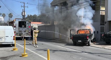 Se incendia camioneta por corto circuito en avenida Juárez