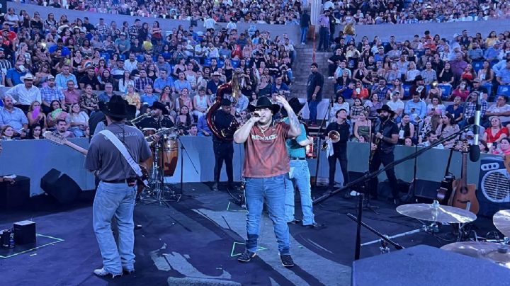 Guitarrista del Grupo Frontera da el 'azotón' en palenque de Nuevo Laredo | VIDEO