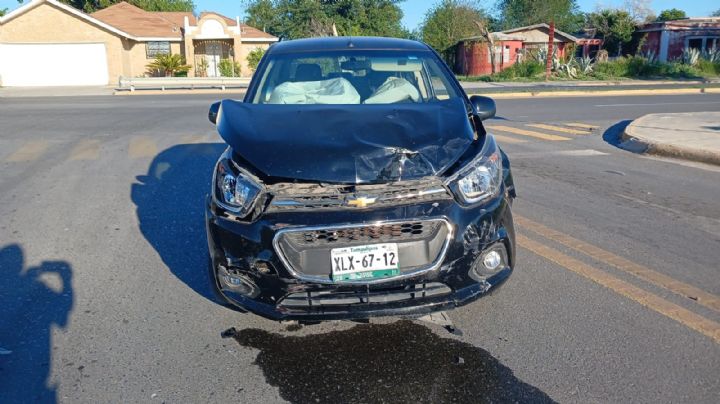 Jovencito laredense se le atraviesa a mujer y lo impactan de lleno en Bulevar Ruiz Cortines