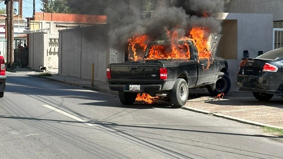 La camioneta se incendió ayer sábado.