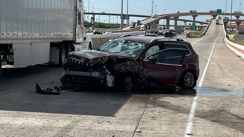 Choque en Laredo deja a un hombre lesionado, pero por fortuna se encuentra fuera de peligro.