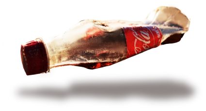 ¿Aplastar una Coca Cola hace que retenga el gas al guardarla en el refrigerador?