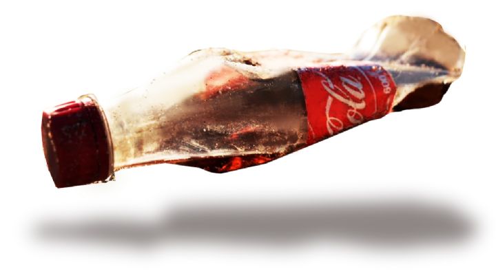 ¿Aplastar una Coca Cola hace que retenga el gas al guardarla en el refrigerador?