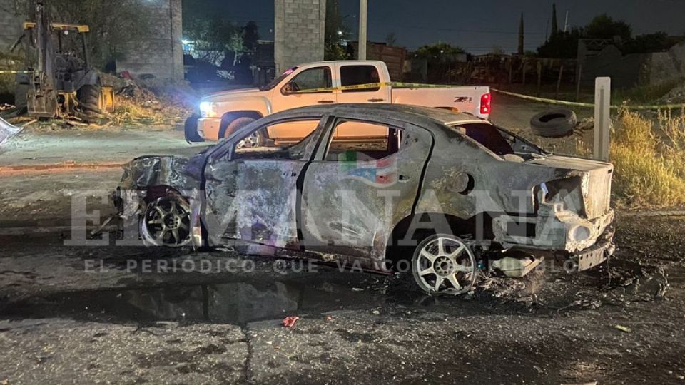 El coche quedó totalmente calcinado, así como su conductor.