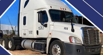 Roban tractocamión Freightliner de terreno al norte de Laredo