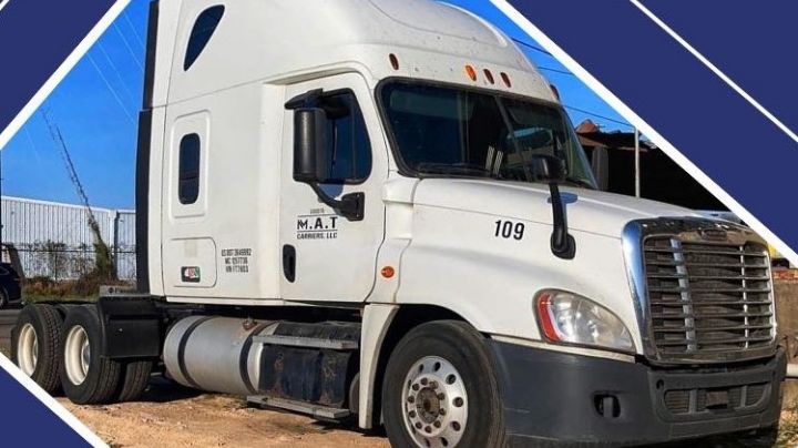 Roban tractocamión Freightliner de terreno al norte de Laredo