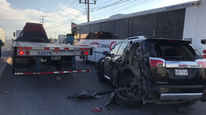 Chocan tres vehículos  en la nueva lateral del entronque de Carretera Nacional y Aeropuerto