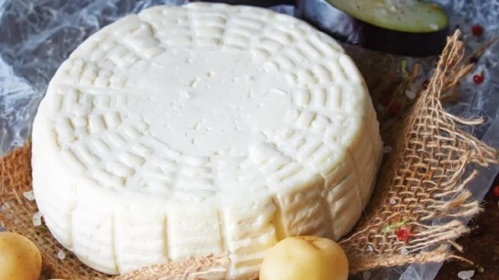 Profeco alerta de las marcas de queso que son de plástico y dice cómo detectarlos