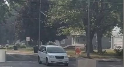 ¿Flojo o creído?, empleado vive cruzando la avenida y llega al trabajo en auto | VIDEO