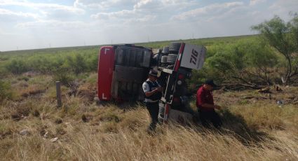 Trailero sobrevive tras aparatosa volcadura en el Libramiento Méx 2 y abandona la pesada unidad