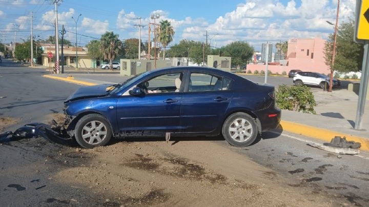 Mujer pierde el control y choca en colonia ISSSTE; es trasladada al hospital por lesiones